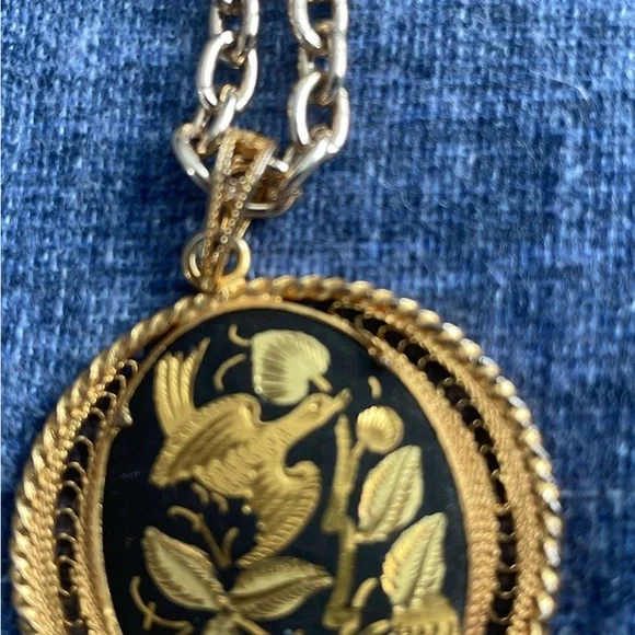 Floral Medallion Pendant Necklace - Women Jewelry - Picture 3 of 6